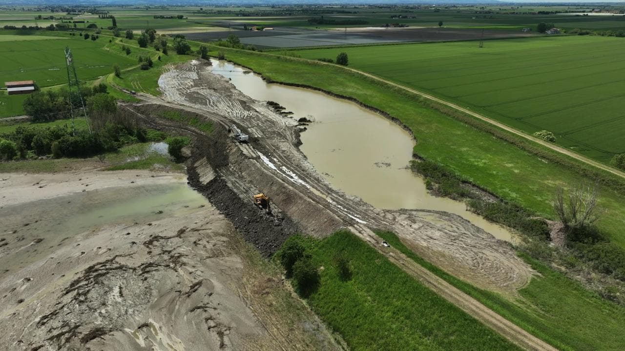 Maltempo, corsa contro il tempo per rinforzare gli argini del fiume Sillaro: le immagini dal drone