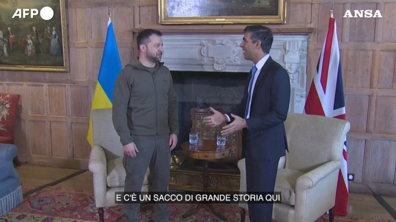 Sunak accoglie Zelensky e lo paragona a Churchill: "Il tuo coraggio è per noi un'ispirazione"