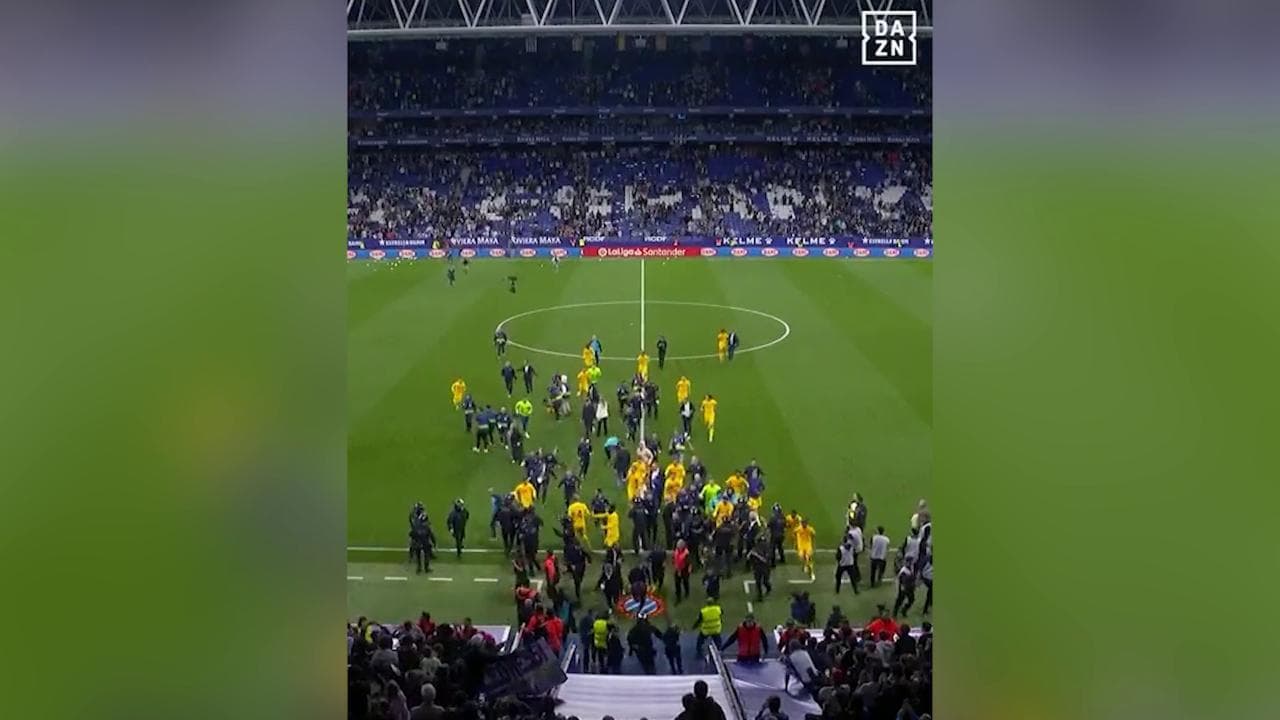 Gli ultras dell'Espanyol fanno invasione di campo: i giocatori del Barcellona scappano nel tunnel