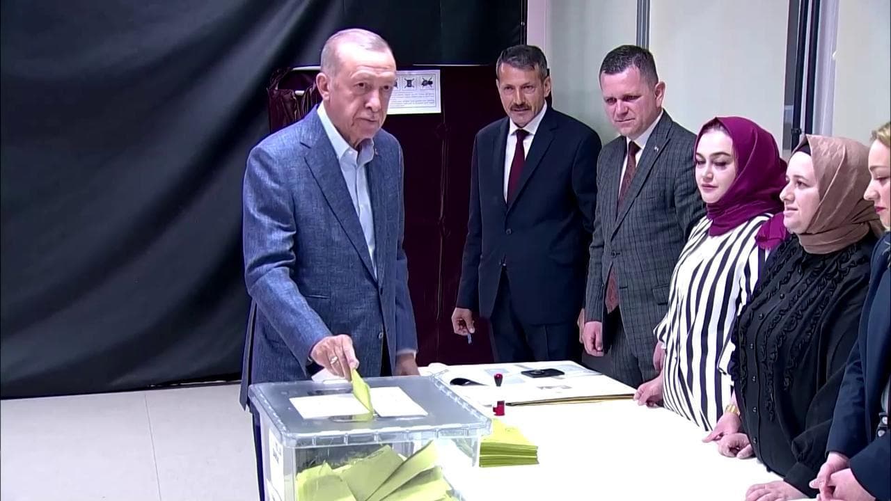 Elezioni in Turchia, Erdogan al seggio