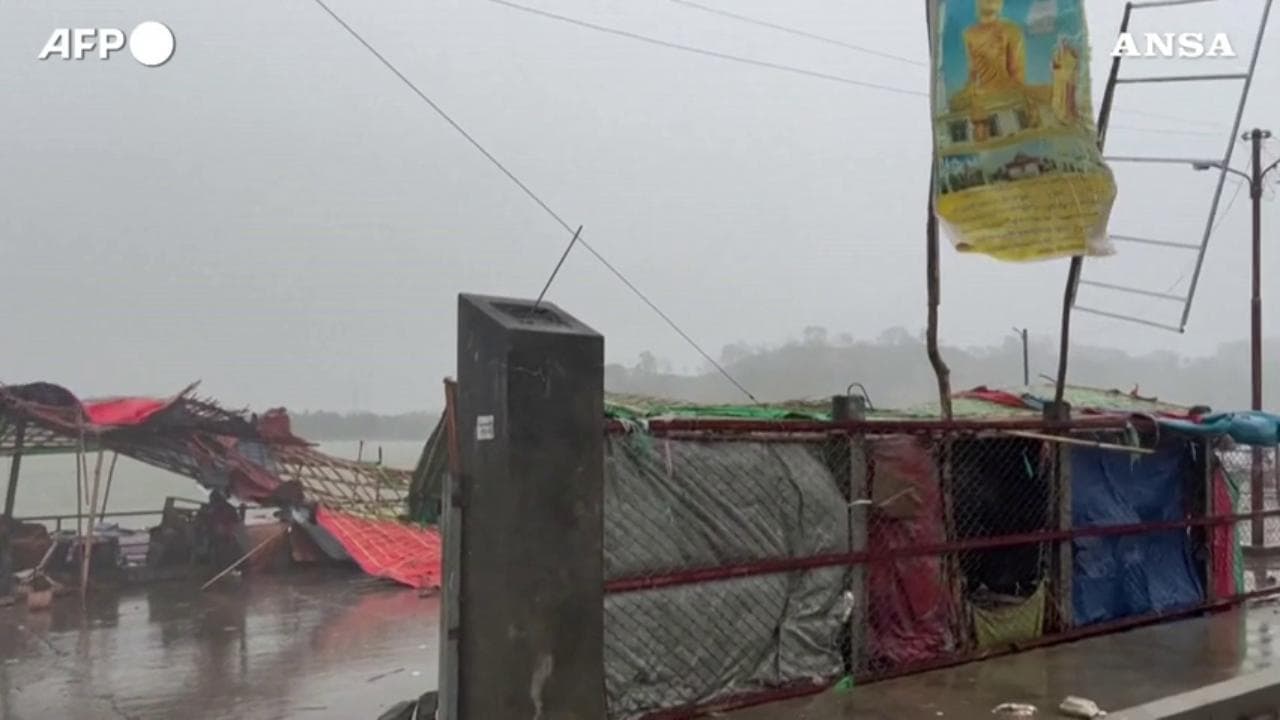Myanmar, il ciclone Mocha flagella la costa di Kyaukta e il confine con il Bangladesh
