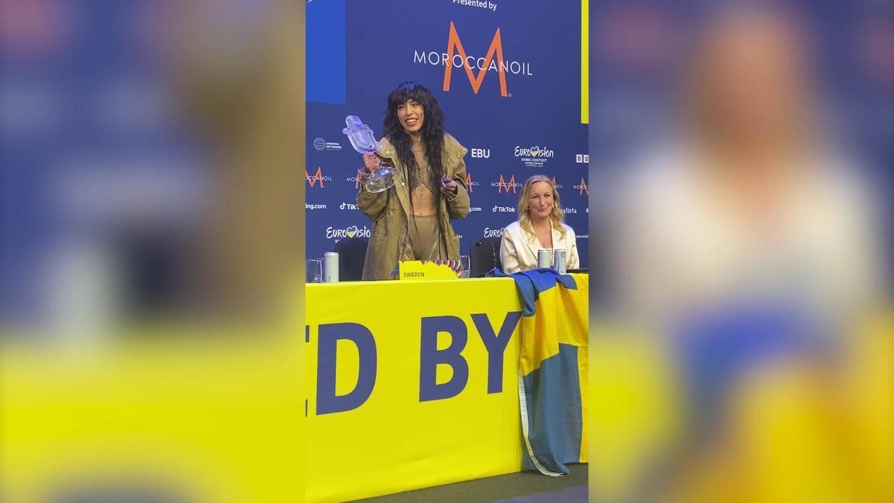 Eurovision 2023, la vincitrice Loreen canta "Tattoo" con i giornalisti