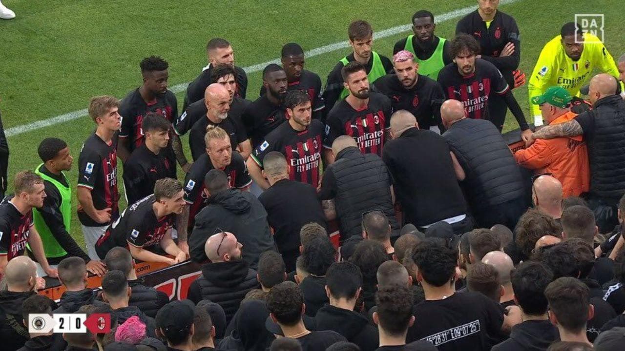 I giocatori del Milan a rapporto dagli ultrà, sotto la curva, dopo la sconfitta con lo Spezia