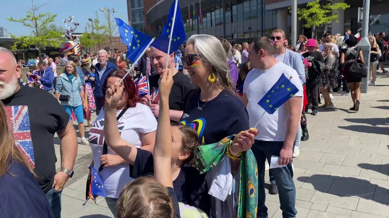 Eurovision 2023, a Liverpool in fila con le bandiere europee: va in scena la nostalgia Ue