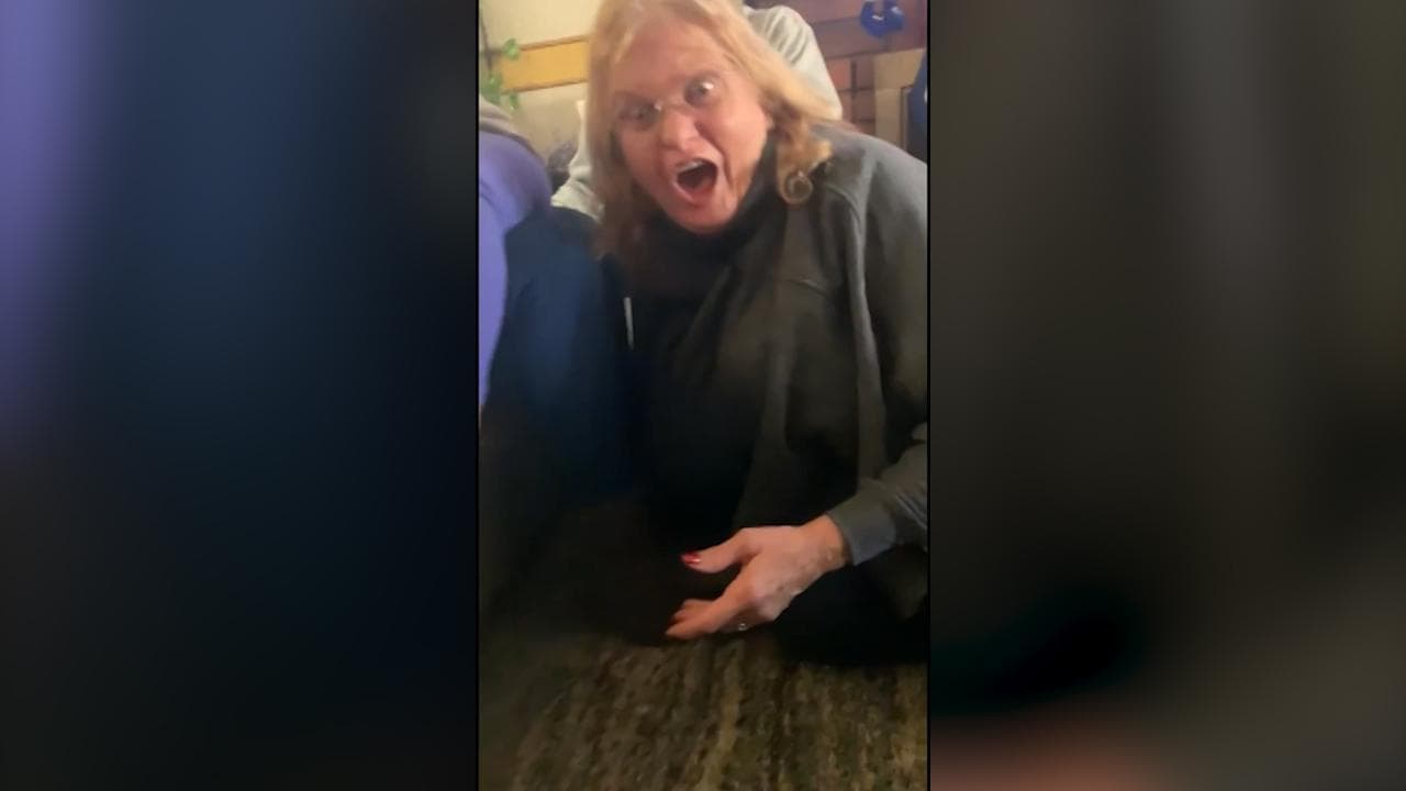 A sorpresa il figlio torna a casa dopo un anno, la madre non si accorge che è dietro alle sue spalle
