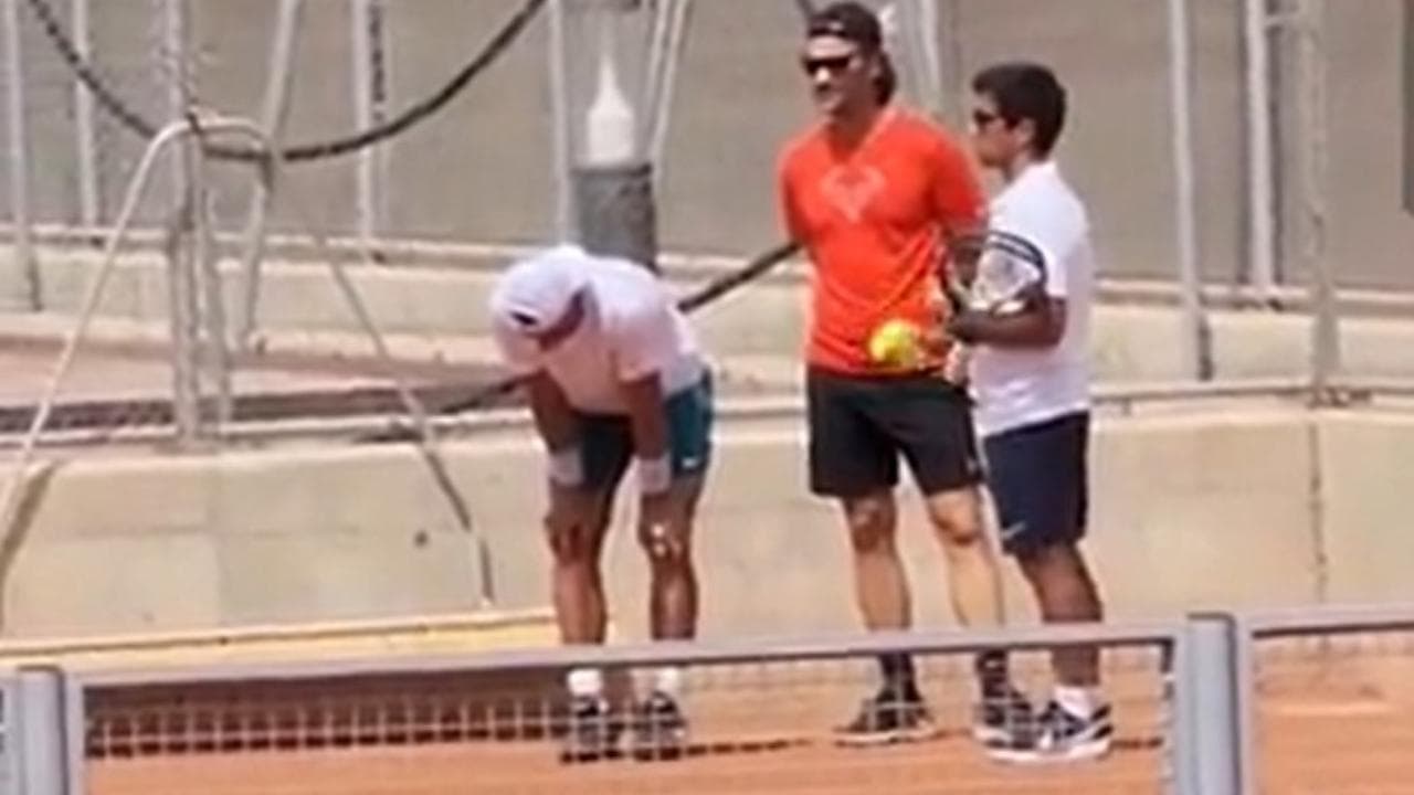 Nadal sofferente in allenamento, il suo staff preoccupato lo soccorre. Roland Garros a rischio