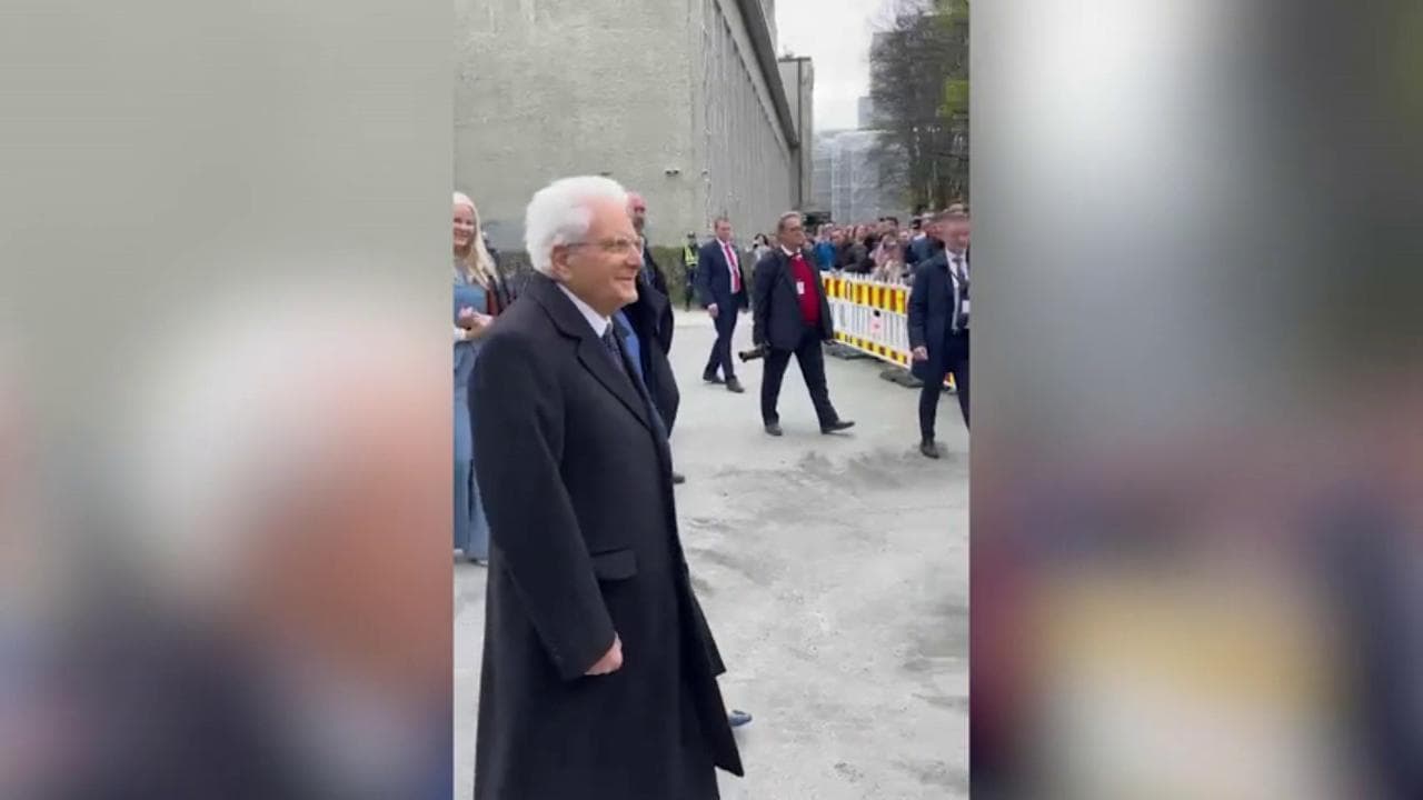 Fuoriprogramma a Trondheim, gli studenti italiani accolgono Mattarella cantando l'inno di Mameli