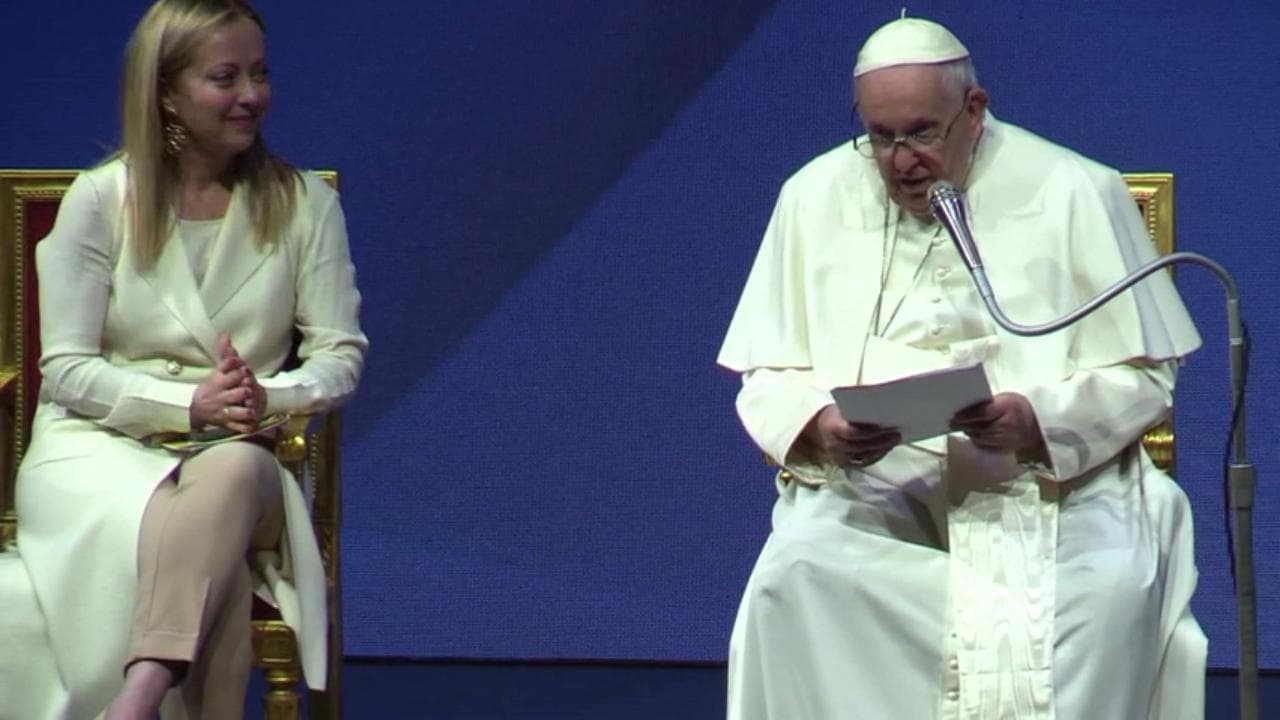 Le scuse di Papa Francesco: "Non riesco ad alzarmi per il dolore". E il pubblico lo applaude