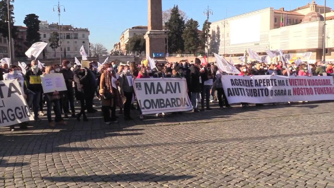 Turismo, gli agenti di viaggio in piazza contro il governo: "Non siamo fantasmi, aprite corridoi turistici e ridateci il lavoro"