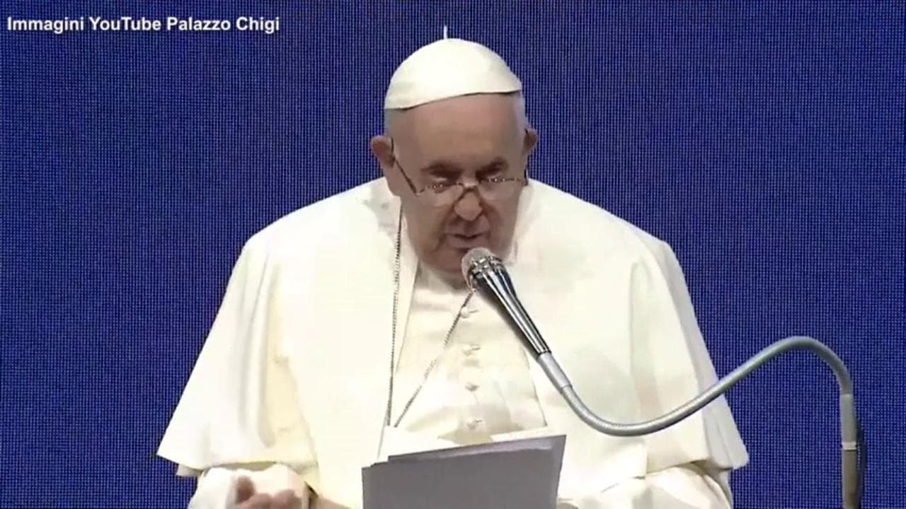 Papa Francesco: "Affitti troppo alti: servono correttivi al mercato e stipendi più alti per i giovani"