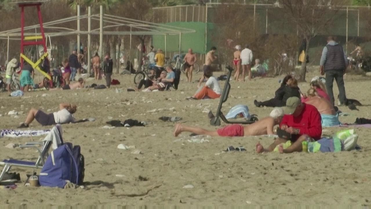 Coronavirus, caldo record in Grecia: spiagge prese d'assalto