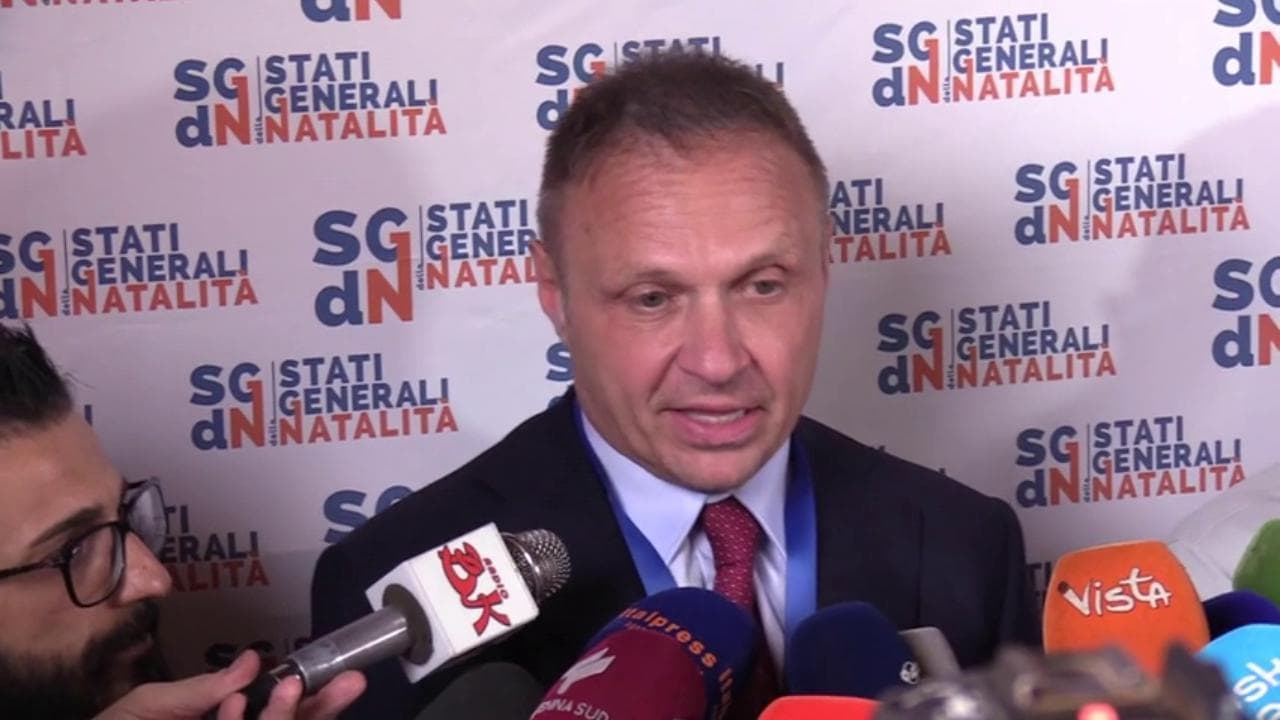 Lollobrigida torna sulla natalità: " Non esiste una razza, ma c'è un'etnia italiana da difendere"