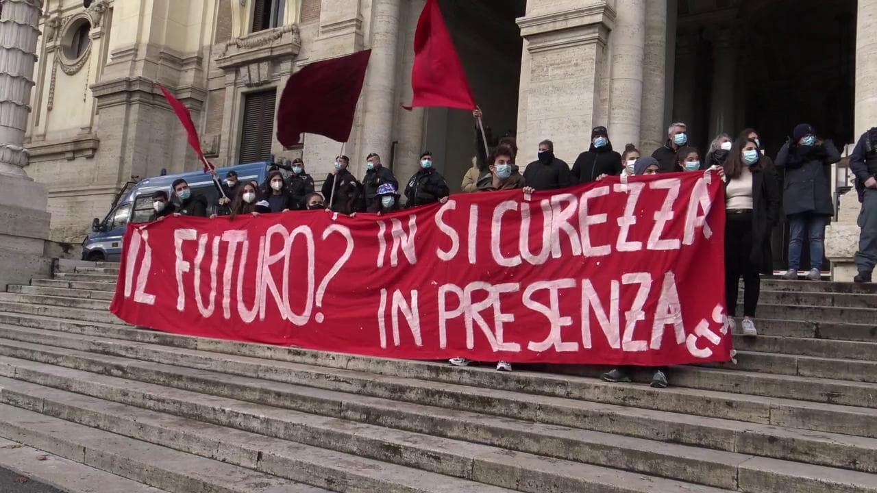 Scuola, gli studenti dei licei romani si riuniscono davanti al Miur: "Continueremo a farci sentire"