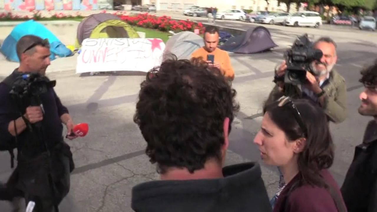 Caro affitti, Elly Schlein tra gli studenti della Sapienza in protesta con le tende