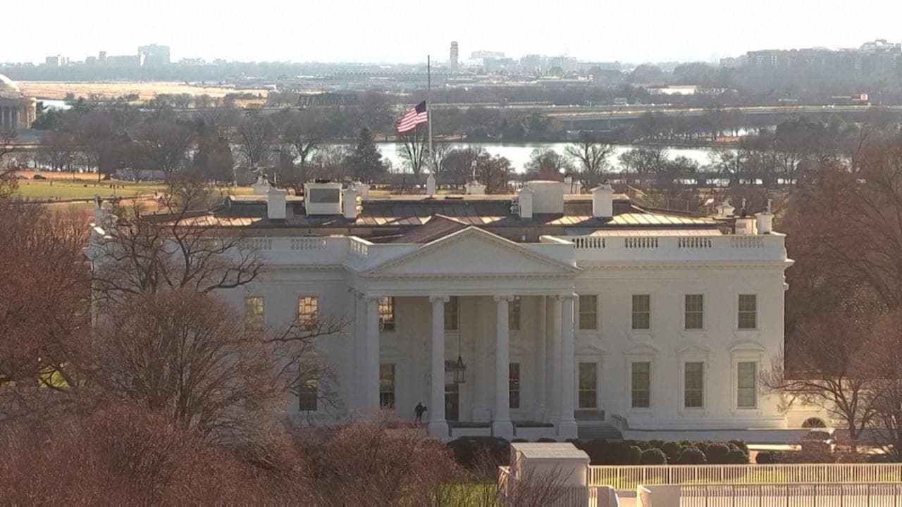 Usa, bandiere a mezz'asta alla Casa Bianca per gli agenti uccisi nell'assalto