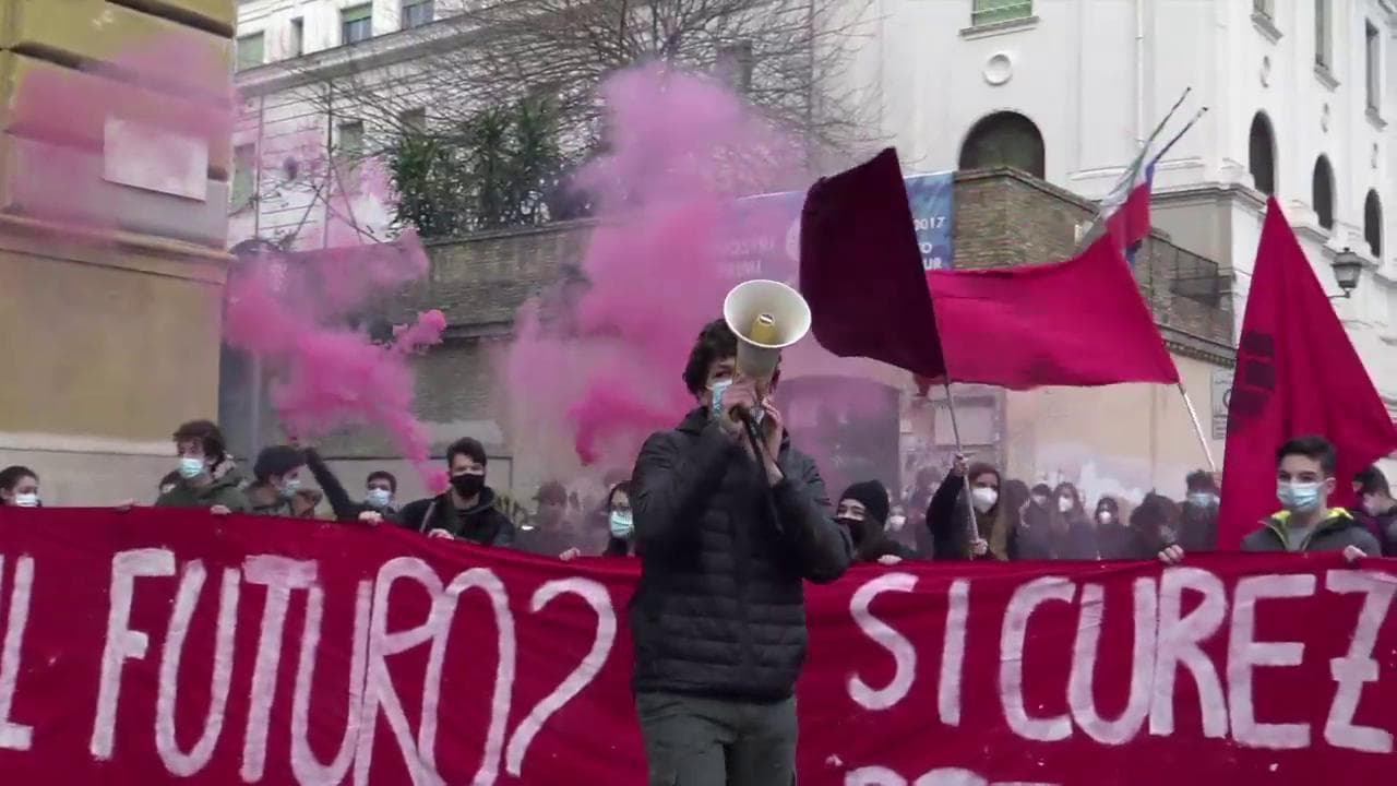 Scuola, la protesta dei licei di Roma. Studenti e professori insieme per chiedere il rientro in aula
