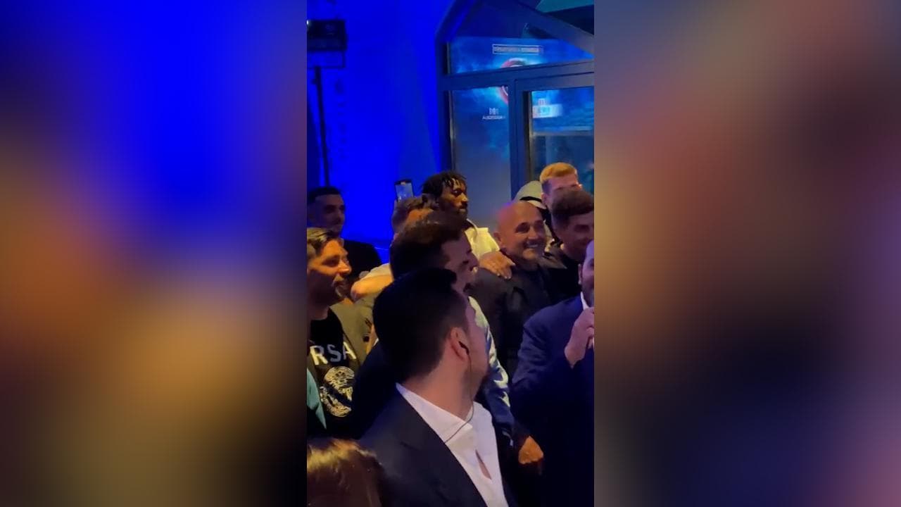 Napoli, i campioni d’Italia fanno festa a cena e Spalletti gira un video per le mamme