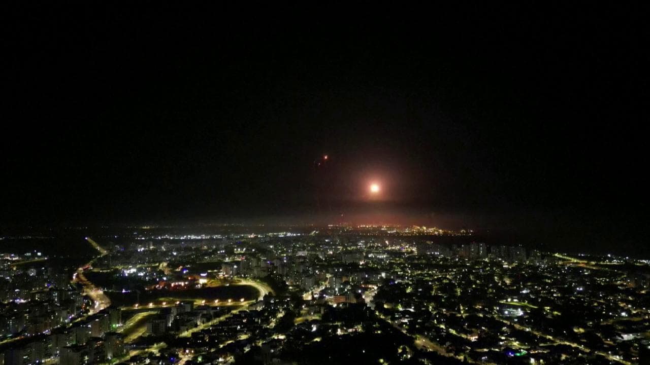 Razzi su Israele, la difesa aerea israeliana li intercetta