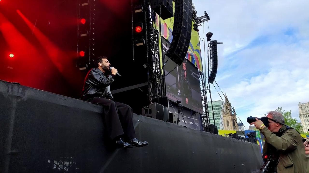 Marco Mengoni, dal vivo a Liverpool per l'Eurovision: migliaia di fan, gli italiani fanno il tifo