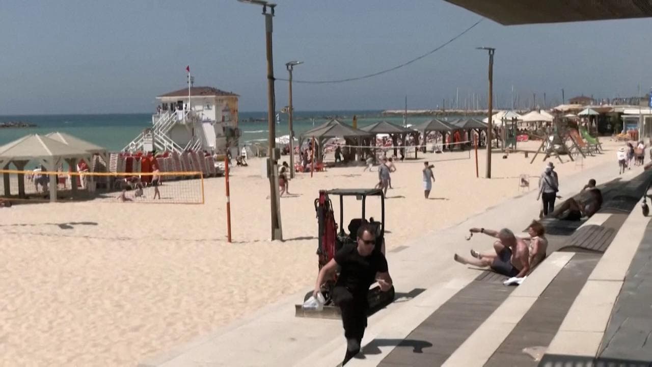 Lancio di razzi da Gaza su Tel Aviv: suonano le sirene, bagnanti in fuga dalla spiaggia