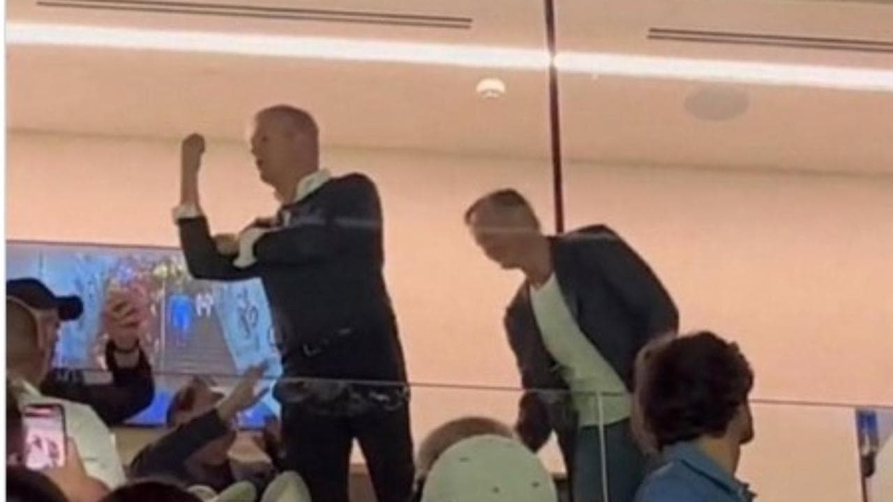 Il padre di Haaland fa il gesto dell'ombrello ai tifosi del Real e viene espulso dalla tribuna Vip