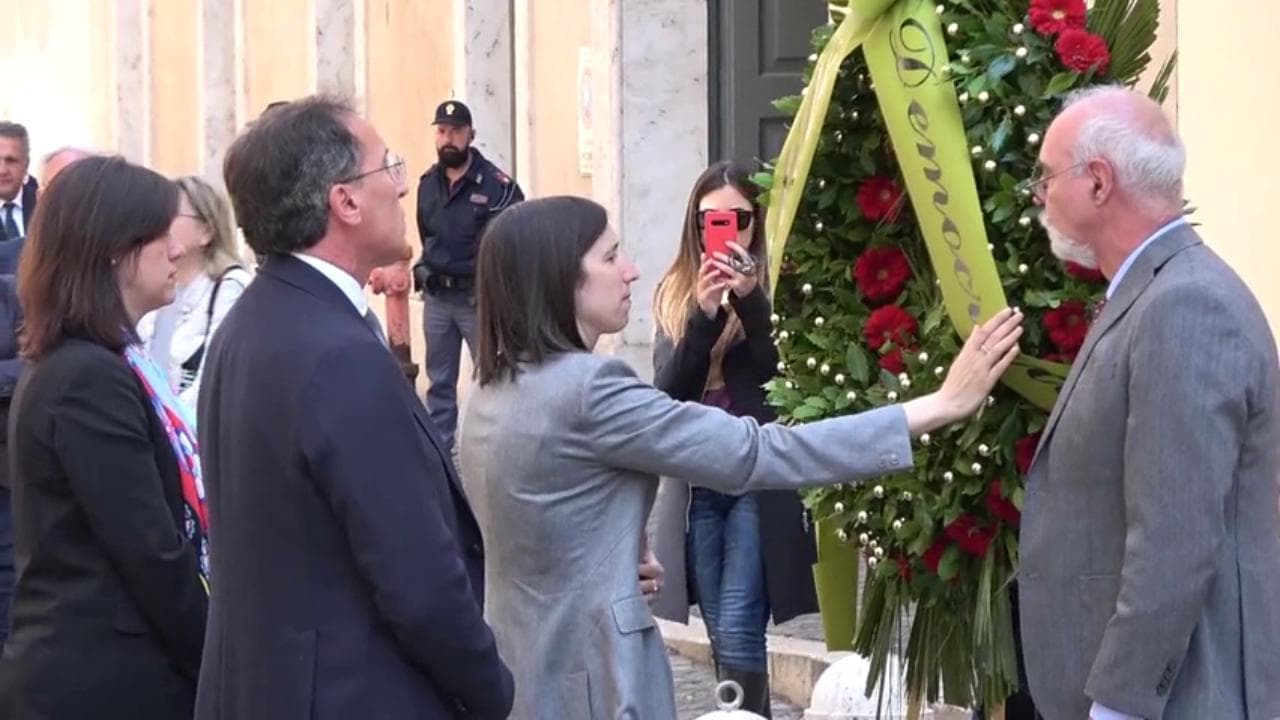 Pd, Elly Schlein a via Caetani rende omaggio ad Aldo Moro
