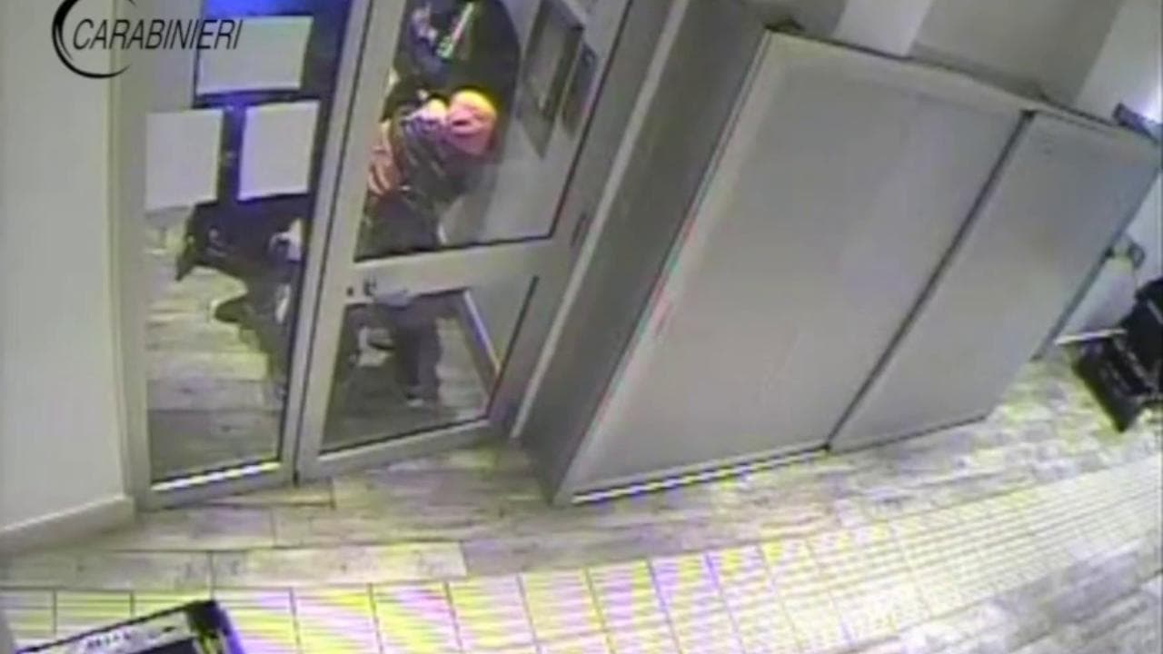 Terni, disabile preso a calci e pugni per rubargli il portafoglio. La violenza ripresa dalle telecamere