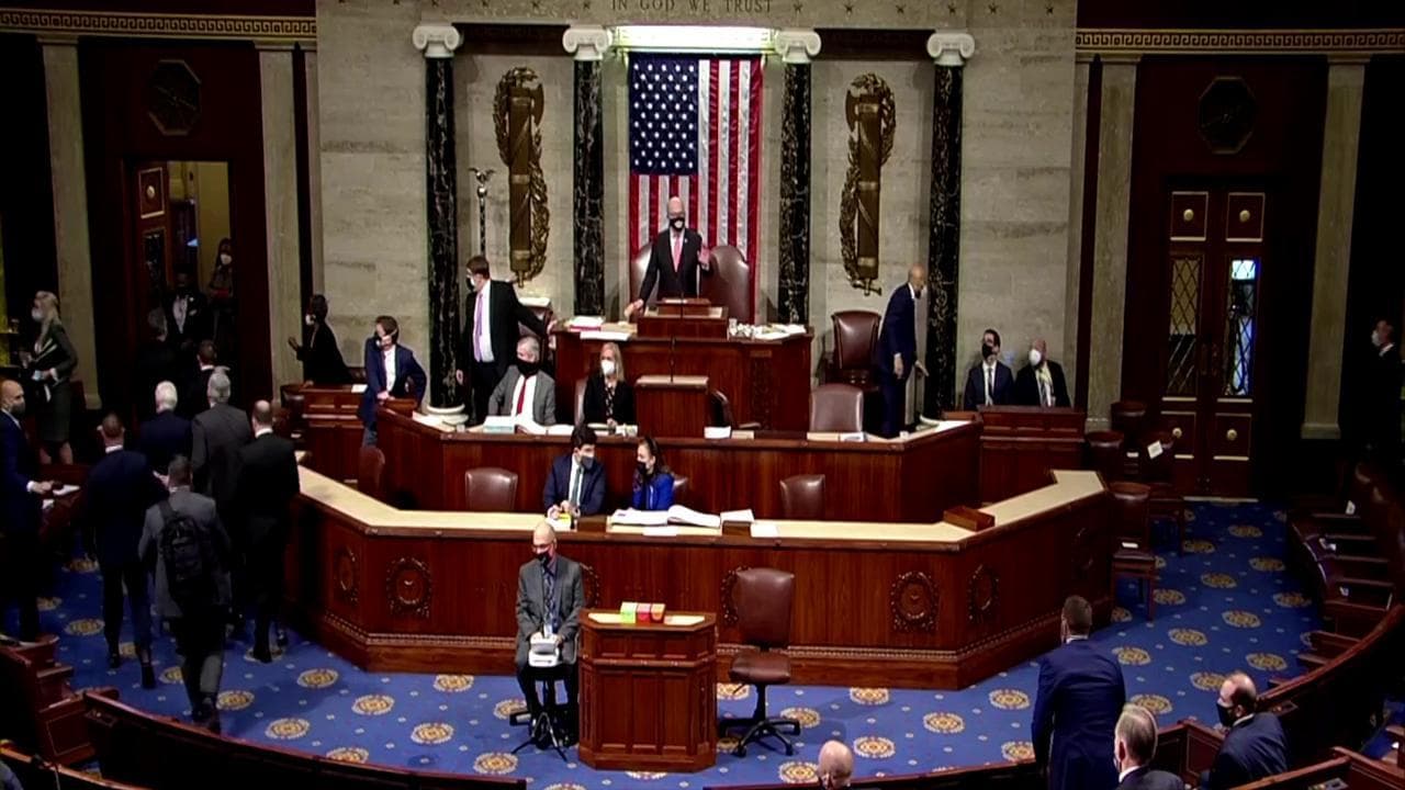 Assalto al Congresso Usa, lo sparo mentre i parlamentari lasciano l'aula