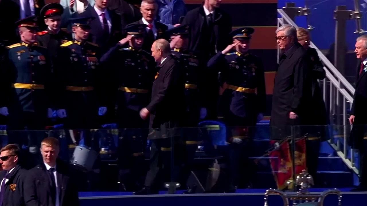 L'arrivo di Putin alla parata per la Giornata della Vittoria