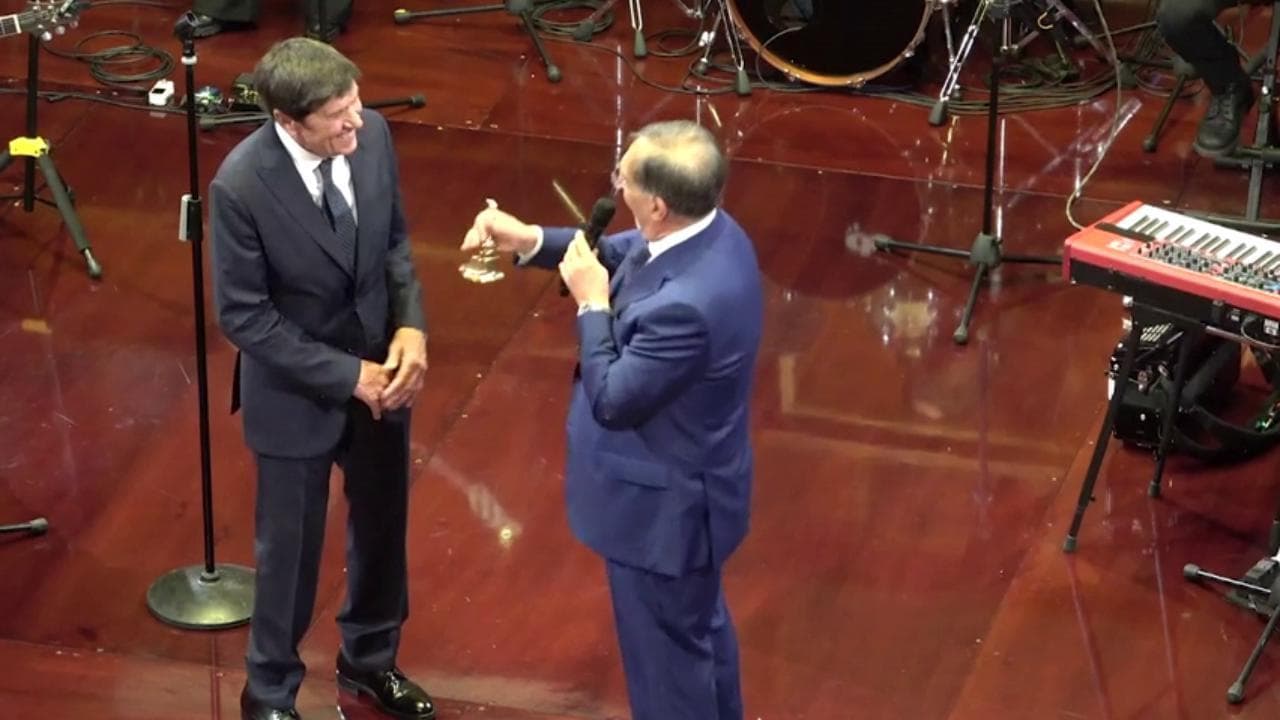Senato, La Russa consegna il campanello a Gianni Morandi e ricorda la Costituzione e Israele