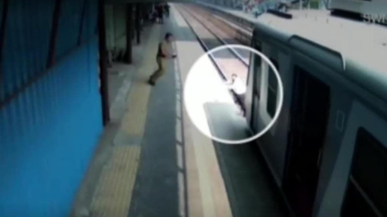 India, folle attraversamento dei binari: l'uomo rischia la vita per una scarpa