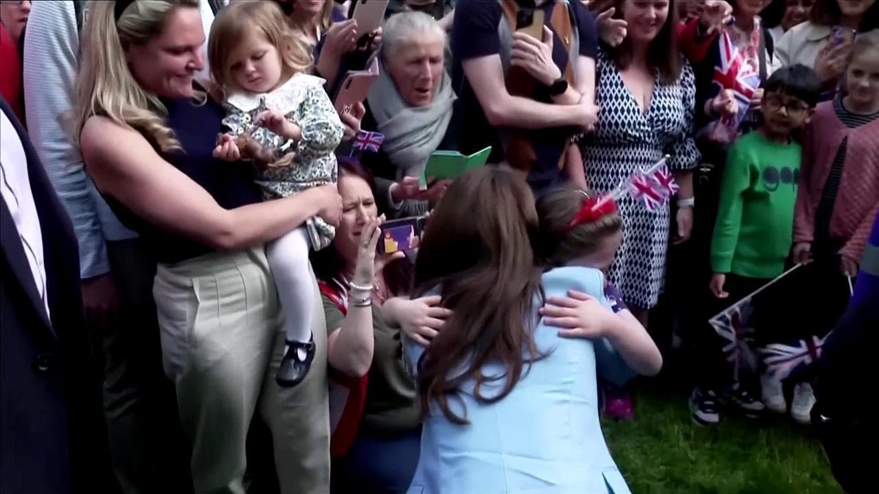 William e Kate al Big Lunch di Windsor, la principessa abbraccia la bambina in lacrime dall’emozione