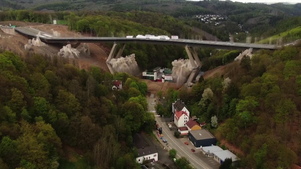 Germania, 150 chili di esplosivo per 453 metri: la demolizione del ponte diventa uno spettacolo