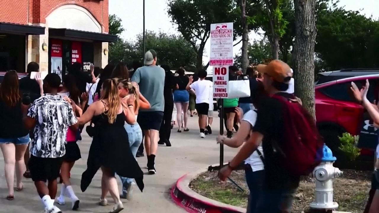 Texas, sparatoria in un centro commerciale: il rimbombo dei colpi e la fuga delle persone