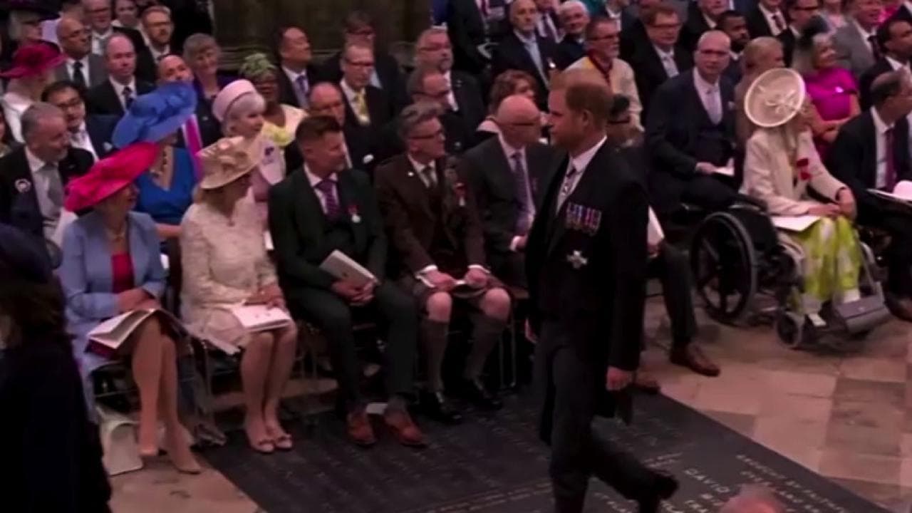 Incoronazione, i 150 metri più difficili di Harry: attraversa Westminster e va al suo posto, quasi nessuno lo saluta