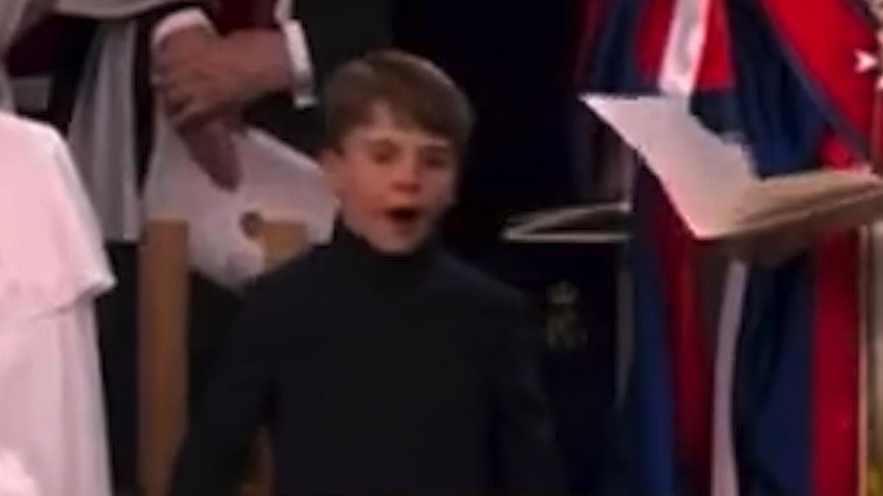 Il principino Louis sbadiglia durante la cerimonia (ma smette appena la madre si gira)