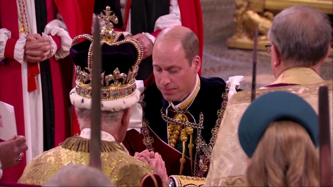 Incoronazione Carlo III, il momento in cui William giura fedeltà al re: "Ti servirò come fedele vassallo"