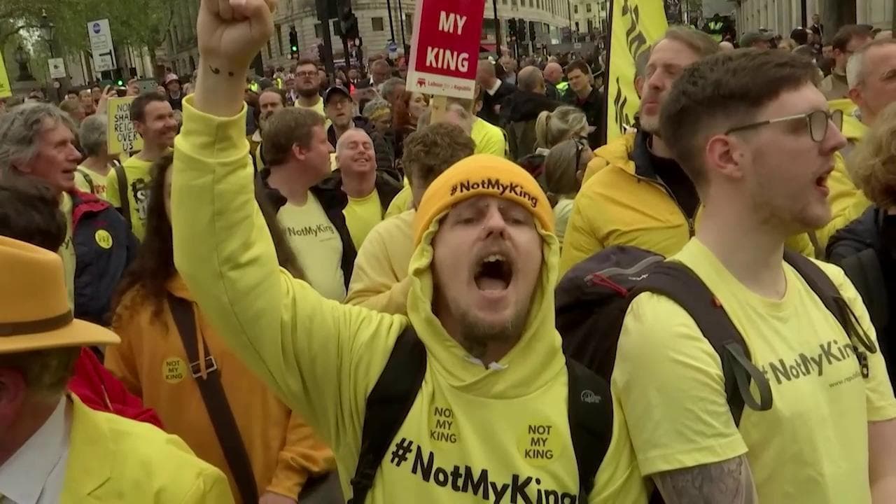 "Not my king", le proteste del movimento anti-monarchico nel giorno dell'incoronazione di Carlo III