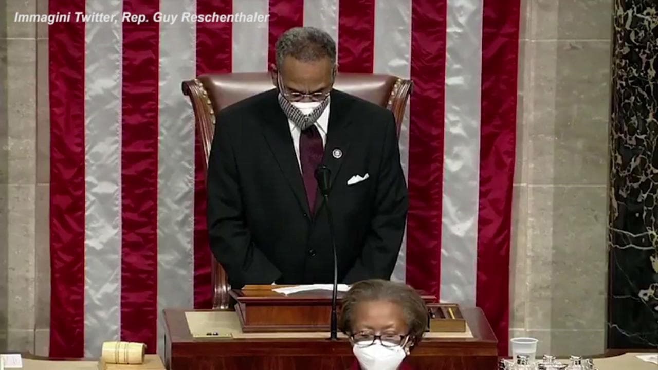 "Amen e Awoman", il pastore dem chiude così la preghiera durante il Congresso: polemiche negli Usa