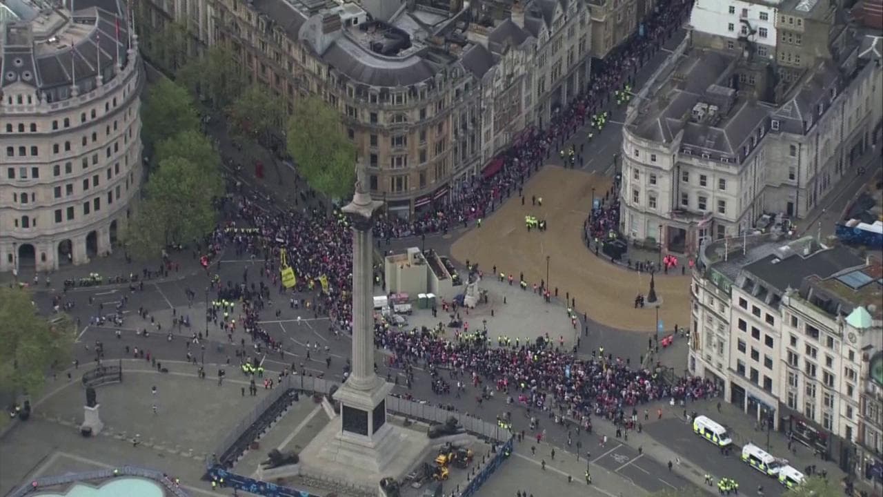 Incoronazione re Carlo III, Londra vista dall'alto: la folla invade le strade