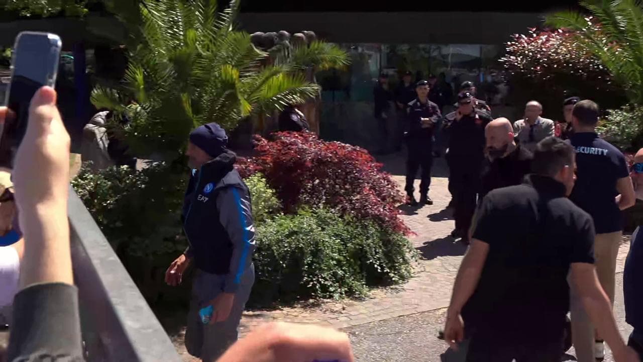 Udine, i tifosi applaudono Spalletti all'esterno dell'hotel e il mister va a salutarli