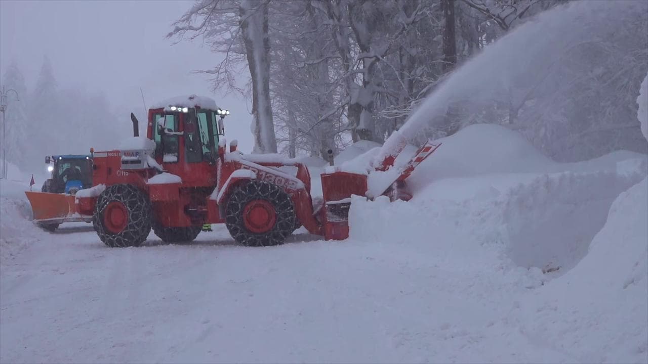 Maltempo in Toscana: due metri di neve all'Abetone, Vigili del fuoco sulle strade