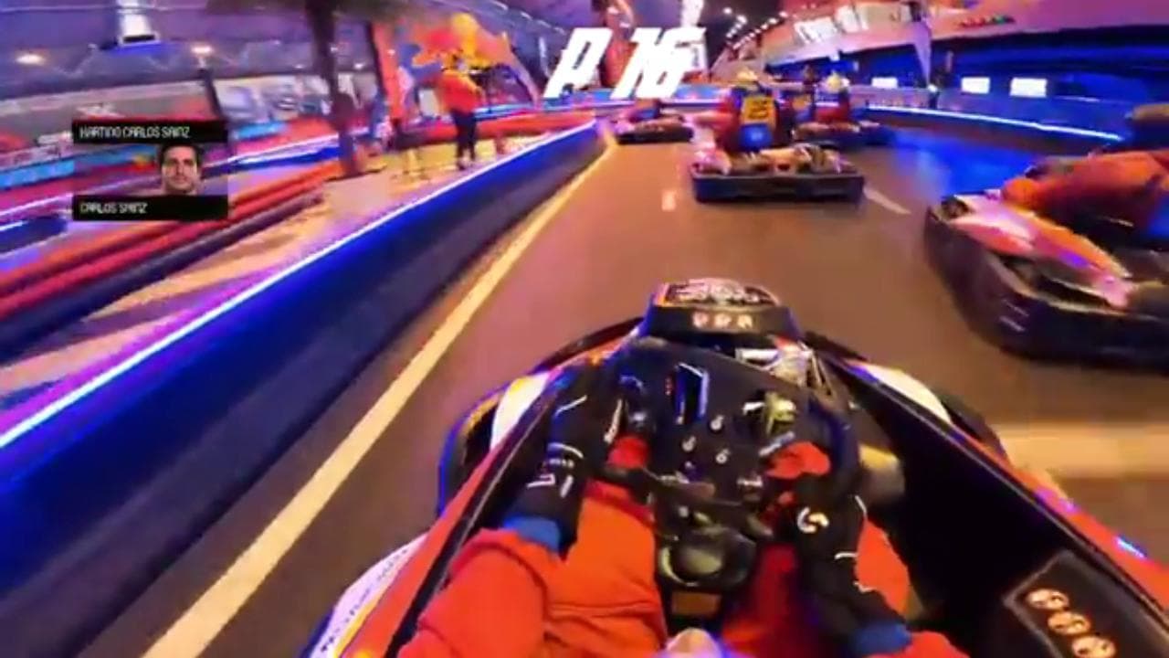 La sfida del ferrarista Carlos Sainz: parte ultimo nella gara di kart e prova a rimontare