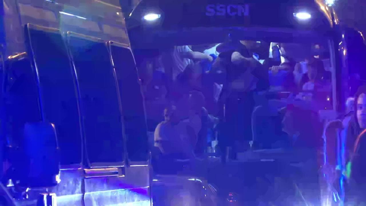 Udine, il pullman del Napoli campione d'Italia lascia la Dacia Arena tra gli applausi