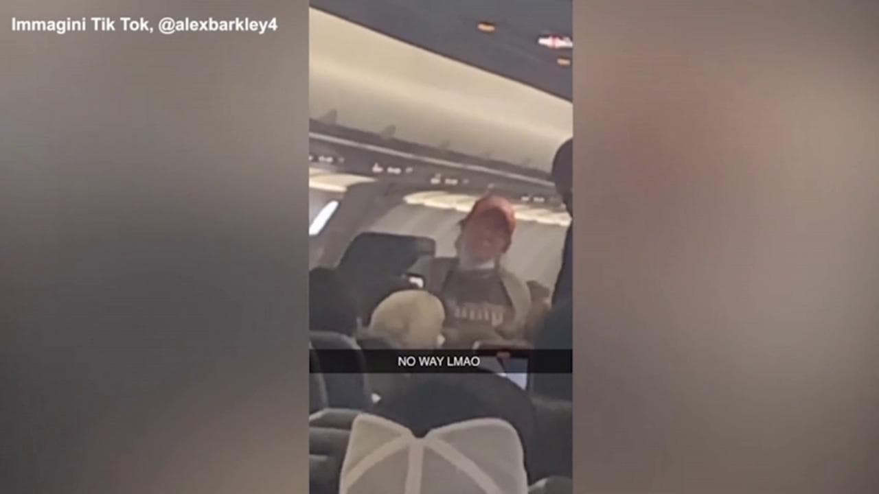 Usa, sostenitrice di Trump si rifiuta di tenere la mascherina in aereo. Il pilota fa scendere i passeggeri