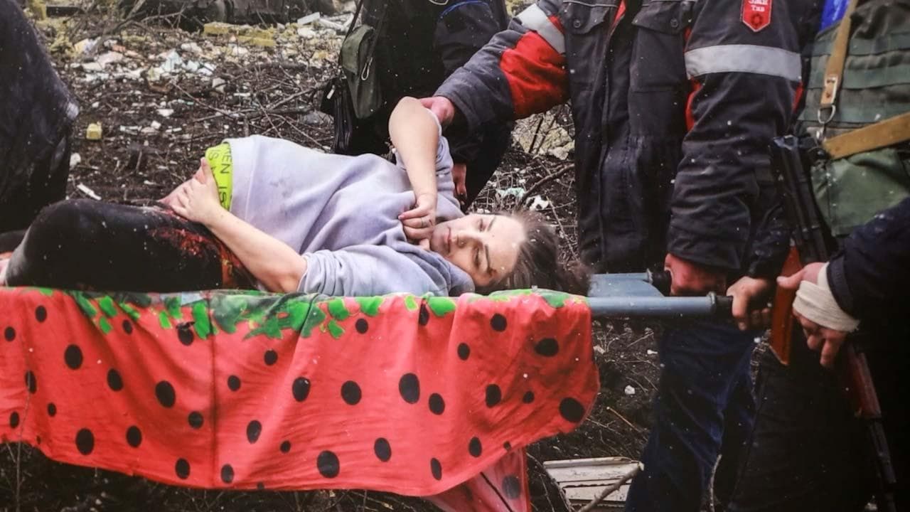 World Press Photo, la mostra al Palaexpo: esposta la foto simbolo del bombardamento di Mariupol