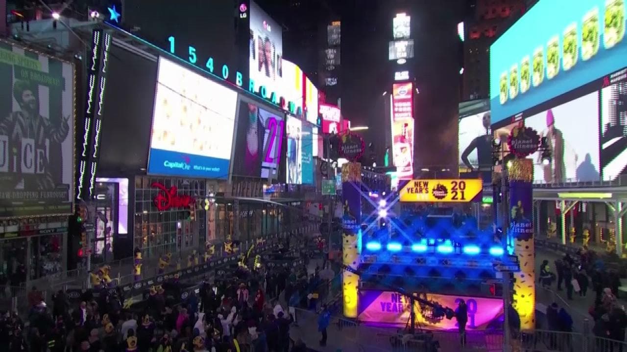 New York, il Capodanno a Times Square: luci, musica e pochi invitati per festeggiare il 2021