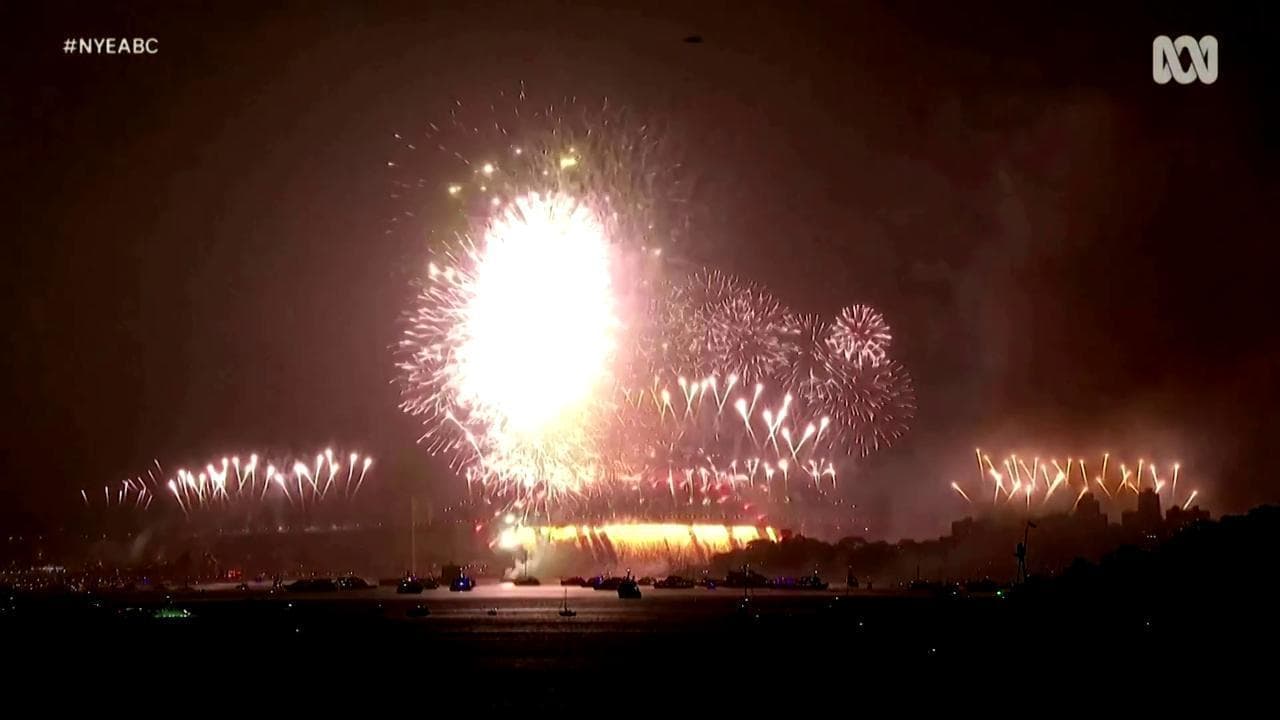 Capodanno 2021: spettacolo pirotecnico nel porto di Sydney deserto