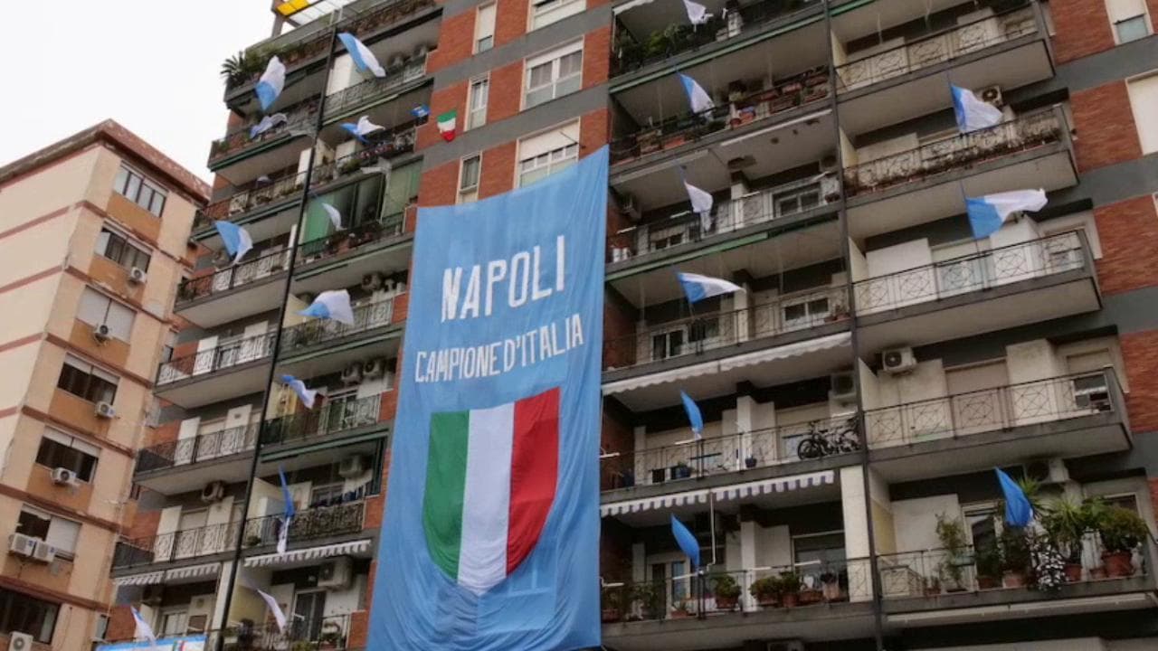 I palazzi addobbati per la festa scudetto