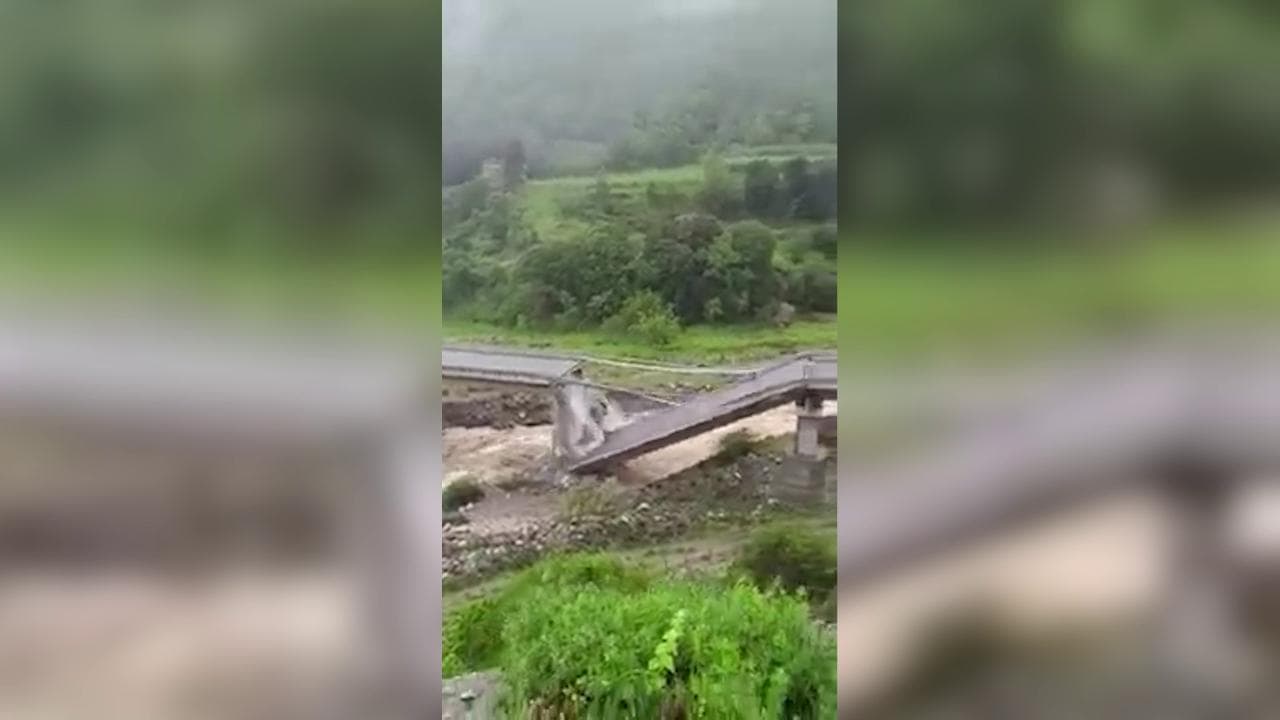 Maltempo Calabria, il momento del crollo del viadotto sulla Sila-Mare